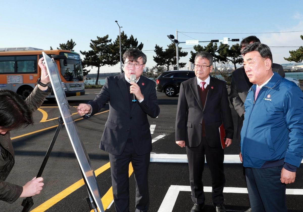 김두겸 울산시장(오른쪽)이 지난 27일 아산로에서 교통체계 개선 점검을 하고 있다. 울산시 제공