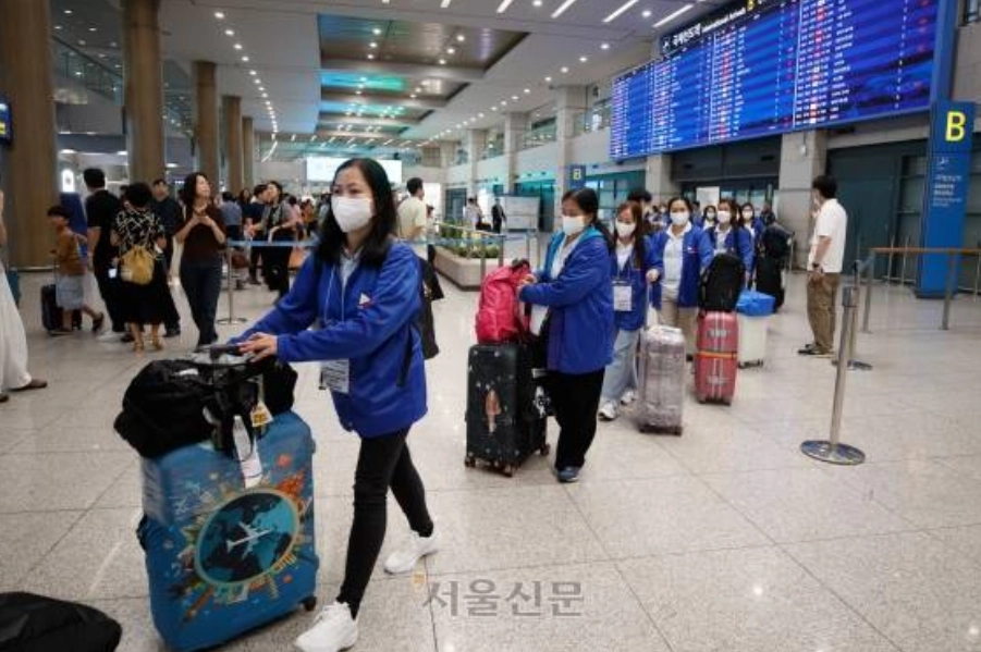 인천국제공항을 통해 입국하는 외국인들.서울신문DB