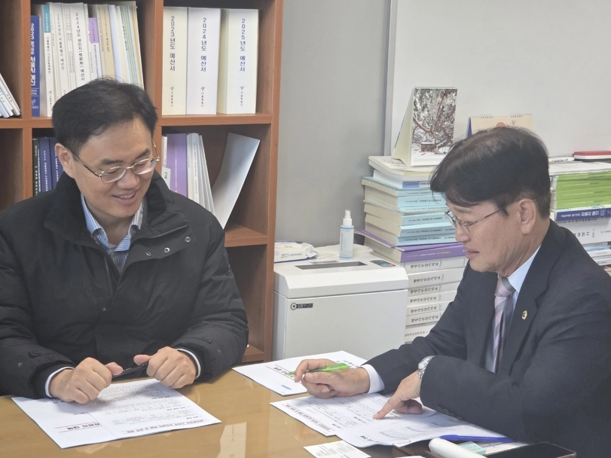 28일 가좌역 승강설비 개선을 위해 한국철도공사 관계자와 면담중인 김용일 의원(오른쪽)