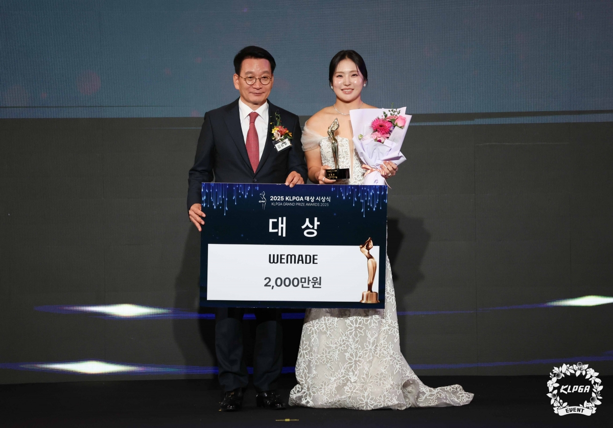 김상열(왼쪽) KLPGA 회장이 28일 서울 강남구 그랜드 인터컨티넨탈 서울 파르나스에서 열린 ‘2025 KLPGA 대상 시상식’에서 대상을 수상한 유현조와 함께 포즈를 취하고 있다.  KLPGA 제공