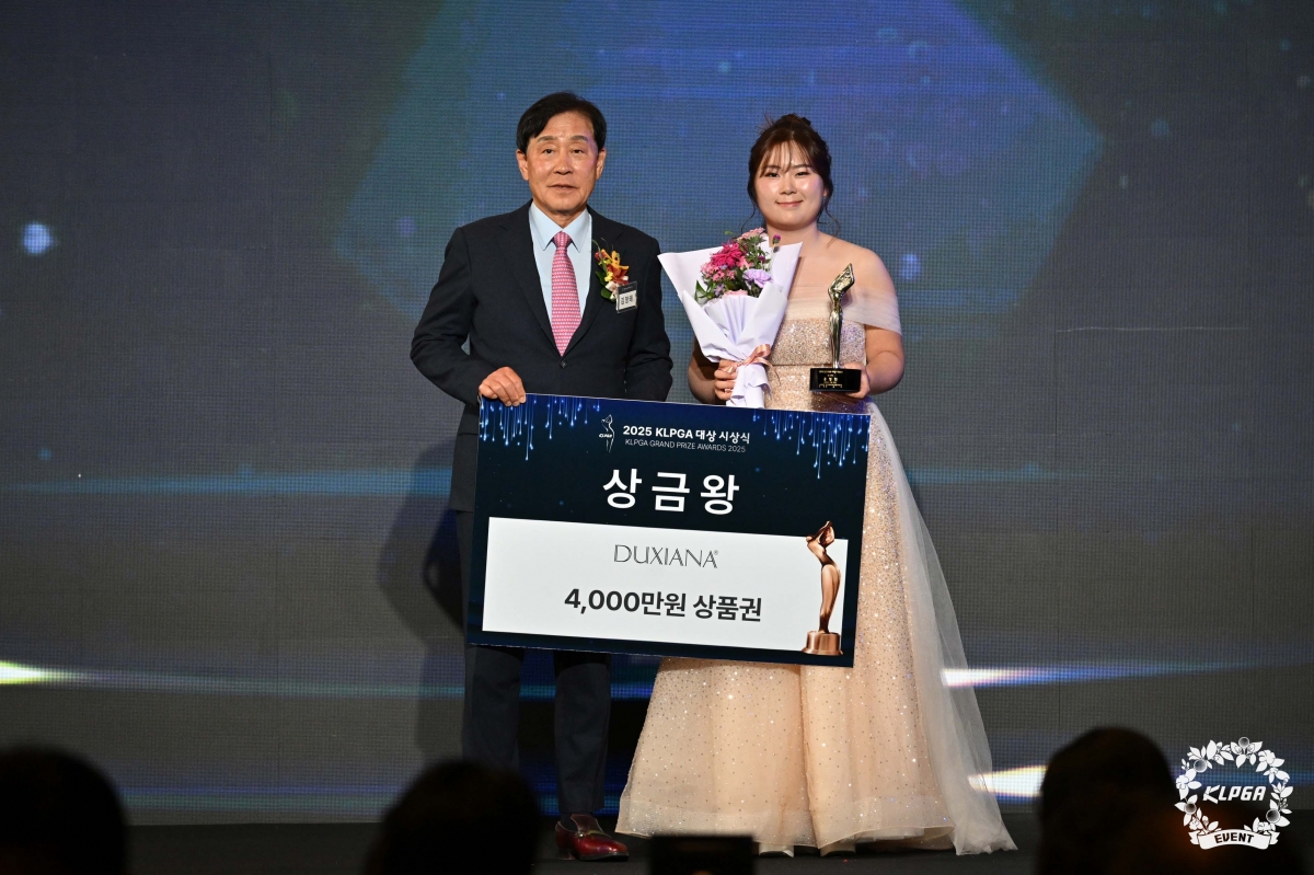 올 시즌 3승을 거두며 상금왕을 차지한 홍정민(오른쪽)이 28일 서울 강남구 그랜드 인터컨티넨탈 서울 파르나스에서 열린 ‘2025 KLPGA 대상 시상식’에서 수상한 뒤 포즈를 취하고 있다. KLPGA 제공