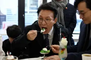 [포토] 젤리 시식하는 김민석 국무총리