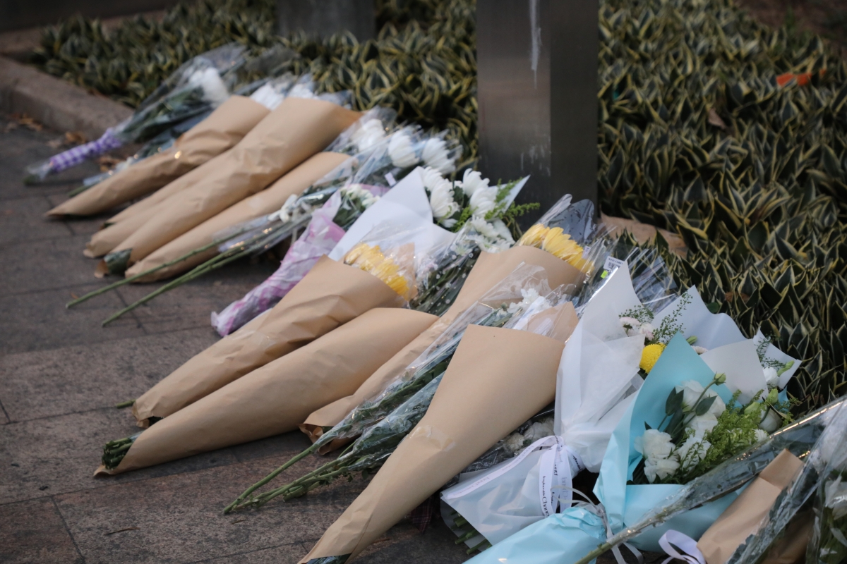 대형 화재가 발생한 홍콩 북부 타이포의 고층 아파트 단지 ‘웡 푹 코트’ 인근 공원에 추모객들이 두고 간 꽃다발이 놓여있다. 2025.11.29 연합뉴스