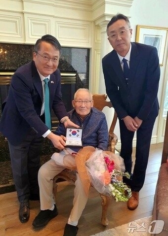 이재명 대통령은 29일 최고령 생존 독립유공자인 이하전 애국지사에게 축전과 선물을 보냈다고 밝혔다. 사진은 선물과 꽃을 들고 기념촬영하는 이 지사의 모습. 이재명 대통령 페이스북 캡처