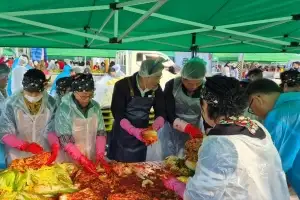 순천농산물도매시장, ‘2025 김장담그기·나눔 행사 성료’···9000만원 상당 절임배추