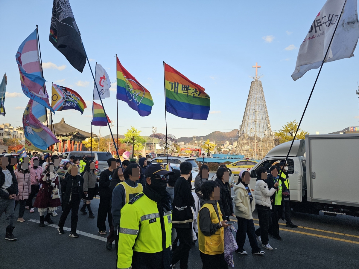 5·18광장 행진하는 광주 퀴어축제 참가자들