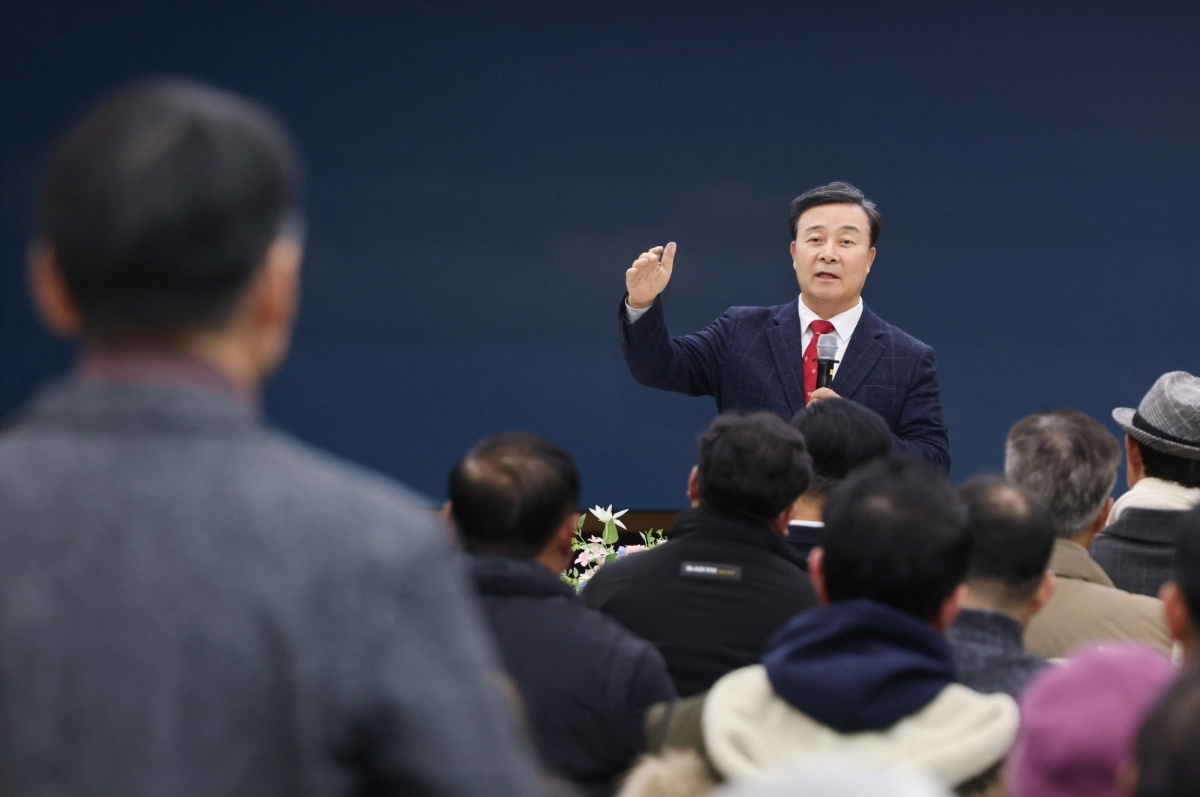 김성제 의왕시장이 29일 시청 대회의실에서 지역 체육인 130여 명을 대상으로 시정 현안을 설명하고 있다. (의왕시 제공)