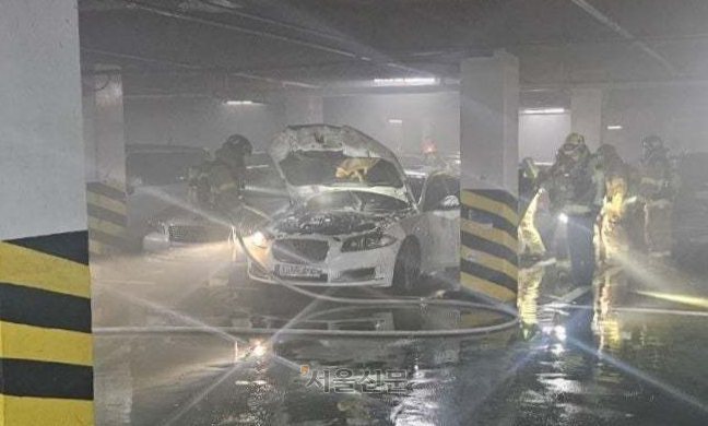 경기 수원 고색동 아파트 지하주차장 재규어 차량 화재 현장. 경기도소방재난본부 제공