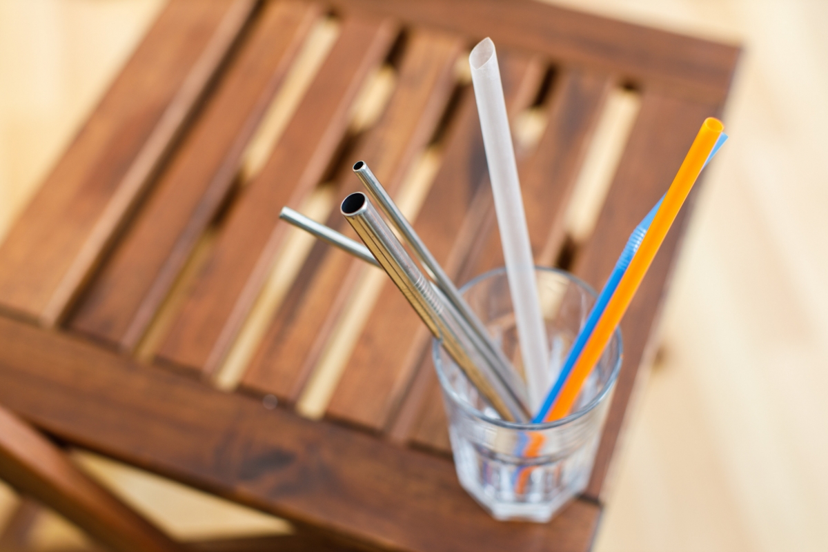 유리잔에 꽂힌 다양한 재질의 빨대. 123rf