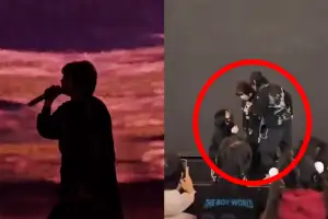 노래 도중 깜깜해진 공연장…인기 가수, 중국서 끌려 나갔다 (영상)