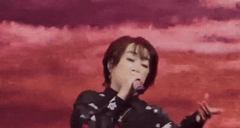 인기 애니메이션 ‘원피스’의 주제가를 부른 일본 가수 오오츠키 마키가 중국에서 공연 중 갑작스럽게 퇴장당하는 일이 발생했다. 오오츠키가 관객들 앞에서 열창하던 도중 갑자기 무대 뒤 화면과 조명이 꺼진 모습. 엑스(X) 캡처