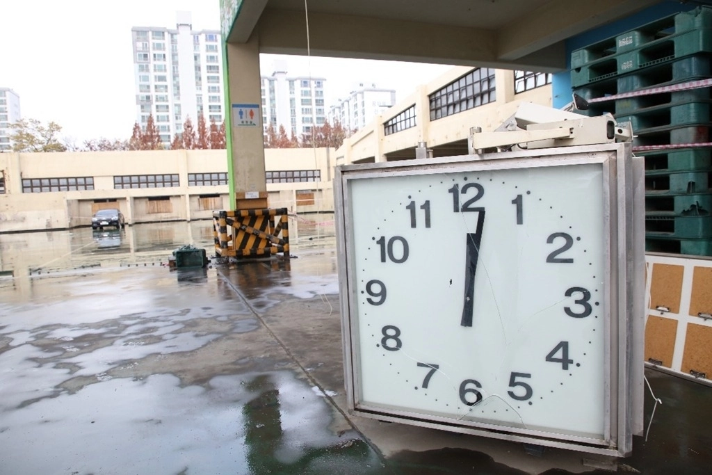 2024년 11월 28일 낮 12시 2분, 청과동 붕괴로 전기가 끊기며 멈춰 선 시계가 시장 안에 놓여 있다. 안양시는 사고의 기억물로 보존하는 방안을 검토하고 있다. (안양시 제공)