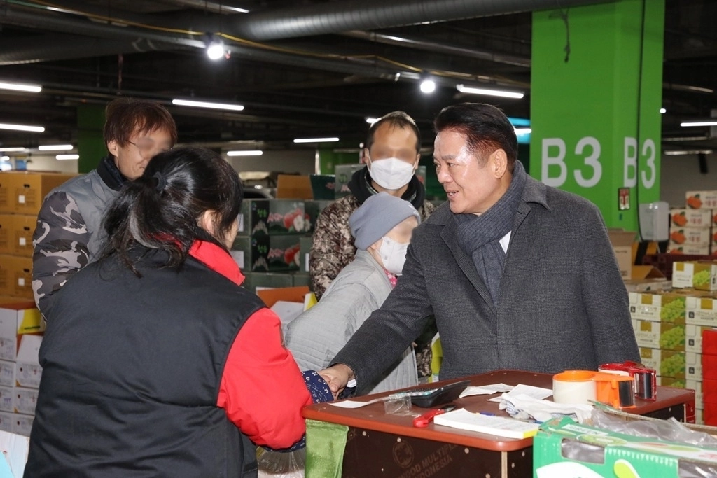 최대호 안양시장이 2024년 12월 19일 농수산물도매시장을 방문해 상인들을 격려하고 있다. (안양시 제공)