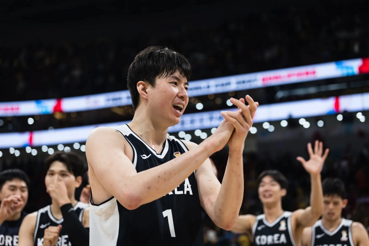 한국 농구 국가대표 이현중이 28일 중국 베이징에서 열린 2027 국제농구연맹(FIBA) 월드컵 아시아 예선 1라운드 B조 1차전 중국과의 원정 경기에서 80-76으로 승리한 뒤 기뻐하고 있다. FIBA 제공