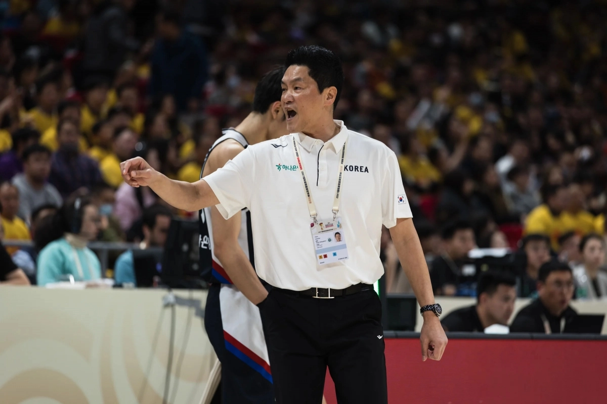 전희철 한국 농구 국가대표팀 임시 감독이 28일 중국 베이징에서 열린 2027 국제농구연맹(FIBA) 월드컵 아시아 예선 1라운드 B조 1차전 중국과의 원정 경기에서 작전 지시하고 있다. FIBA 제공