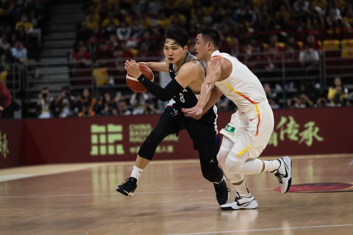 한국 농구 국가대표 안영준이 28일 중국 베이징에서 열린 2027 국제농구연맹(FIBA) 월드컵 아시아 예선 1라운드 B조 1차전 중국과의 원정 경기에서 돌파하고 있다. FIBA 제공