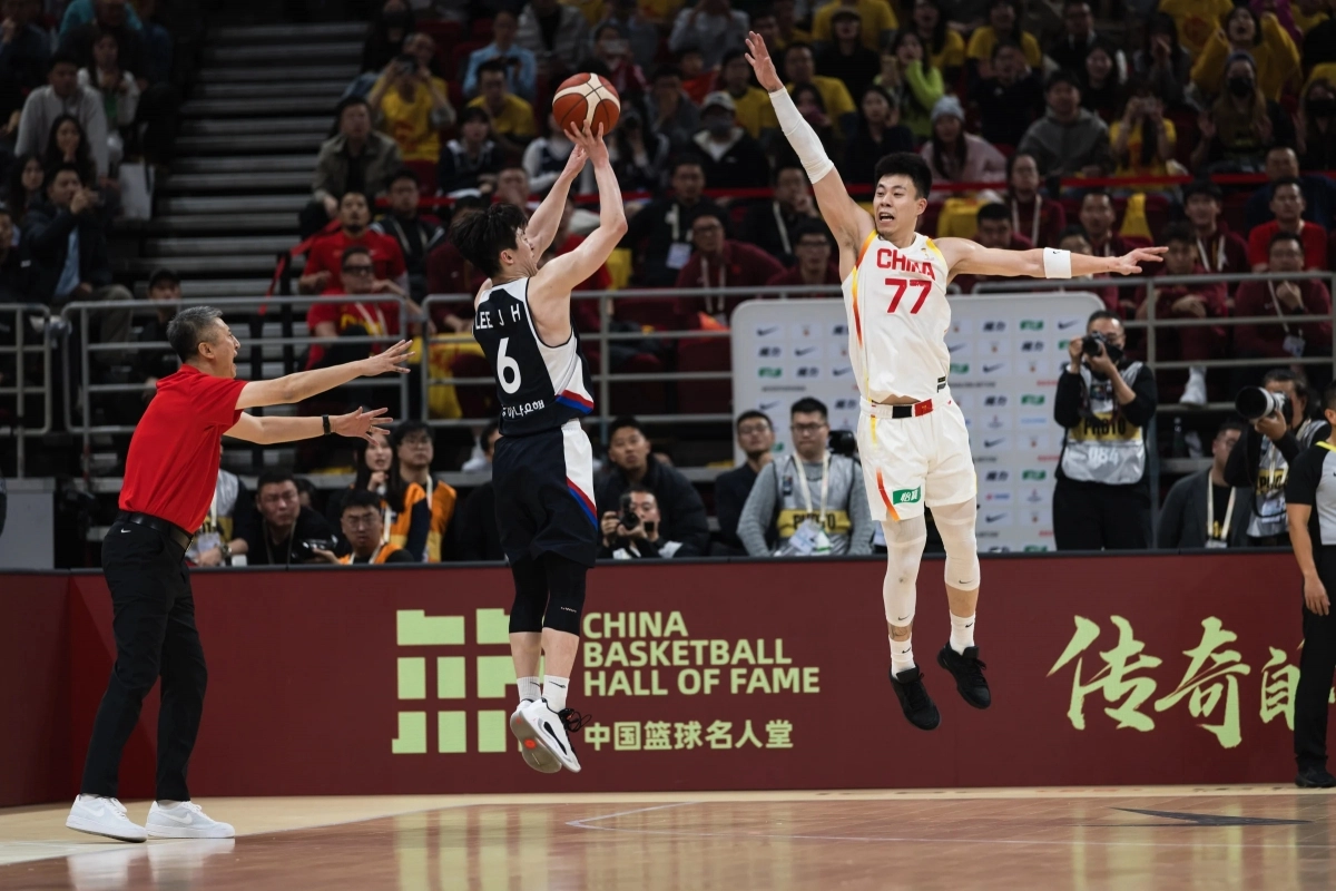 한국 농구 국가대표 이정현이 28일 중국 베이징에서 열린 2027 국제농구연맹(FIBA) 월드컵 아시아 예선 1라운드 B조 1차전 중국과의 원정 경기에서 슛하고 있다. FIBA 제공