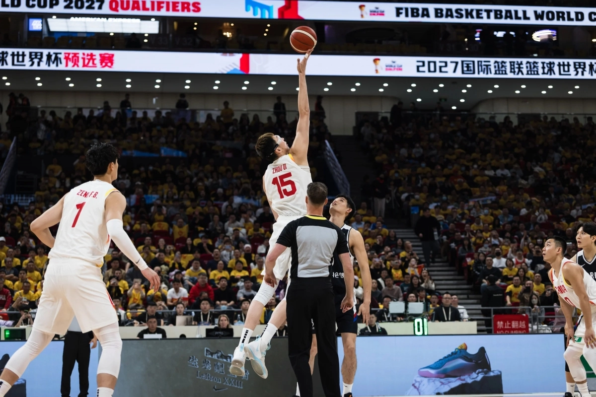 한국 농구 국가대표 하윤기가 28일 중국 베이징에서 열린 2027 국제농구연맹(FIBA) 월드컵 아시아 예선 1라운드 B조 1차전 중국과의 원정 경기 점프볼 상황에서 저우치를 바라보고 있다. FIBA 제공