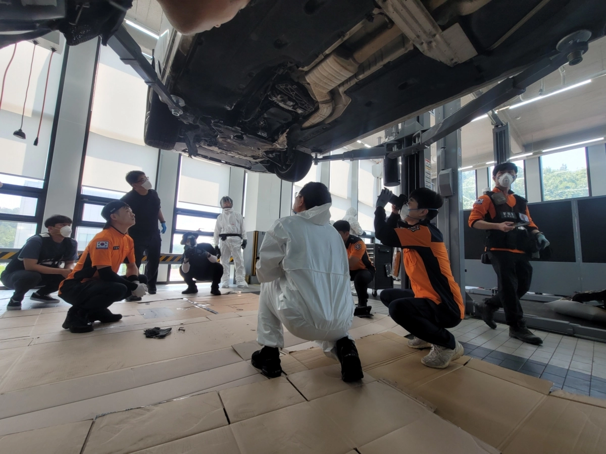 경남소방본부 화재조사분석지원팀 자동차 화재 합동 감식 모습. 2025.11.30. 경남소방본부 제공