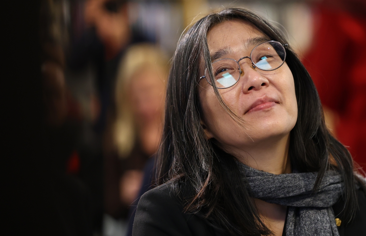 2024 노벨문학상 수상자인 한강 작가가 11일(현지시간) 스웨덴 스톡홀름 외곽에 위치한 린케뷔 도서관에서 열린 노벨문학상 기념책자 낭독회에서 현지 다문화 학교 학생들의 시 낭송을 경청하고 있다. 연합뉴스