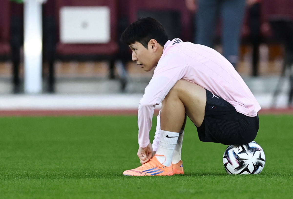 파리 생제르맹 이강인이 30일(한국시간) 모나코의 루이 2세 경기장에서 열린 2025~26 리그1 14라운드 AS모나코와의 원정경기를 앞두고 몸을 풀고 있다. 로이터 연합뉴스