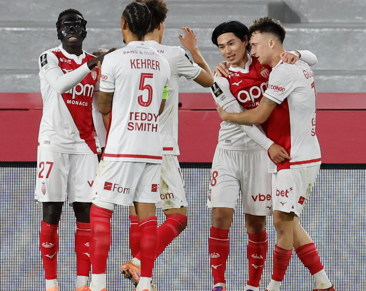 AS모나코 미나미노 타쿠미가 30일(한국시간) 모나코의 루이 2세 경기장에서 열린 2025~26 리그1 14라운드 파리 생제르맹과의 홈 경기에서 결승골을 넣은 뒤 동료들과 기뻐하고 있다. EPA 연합뉴스