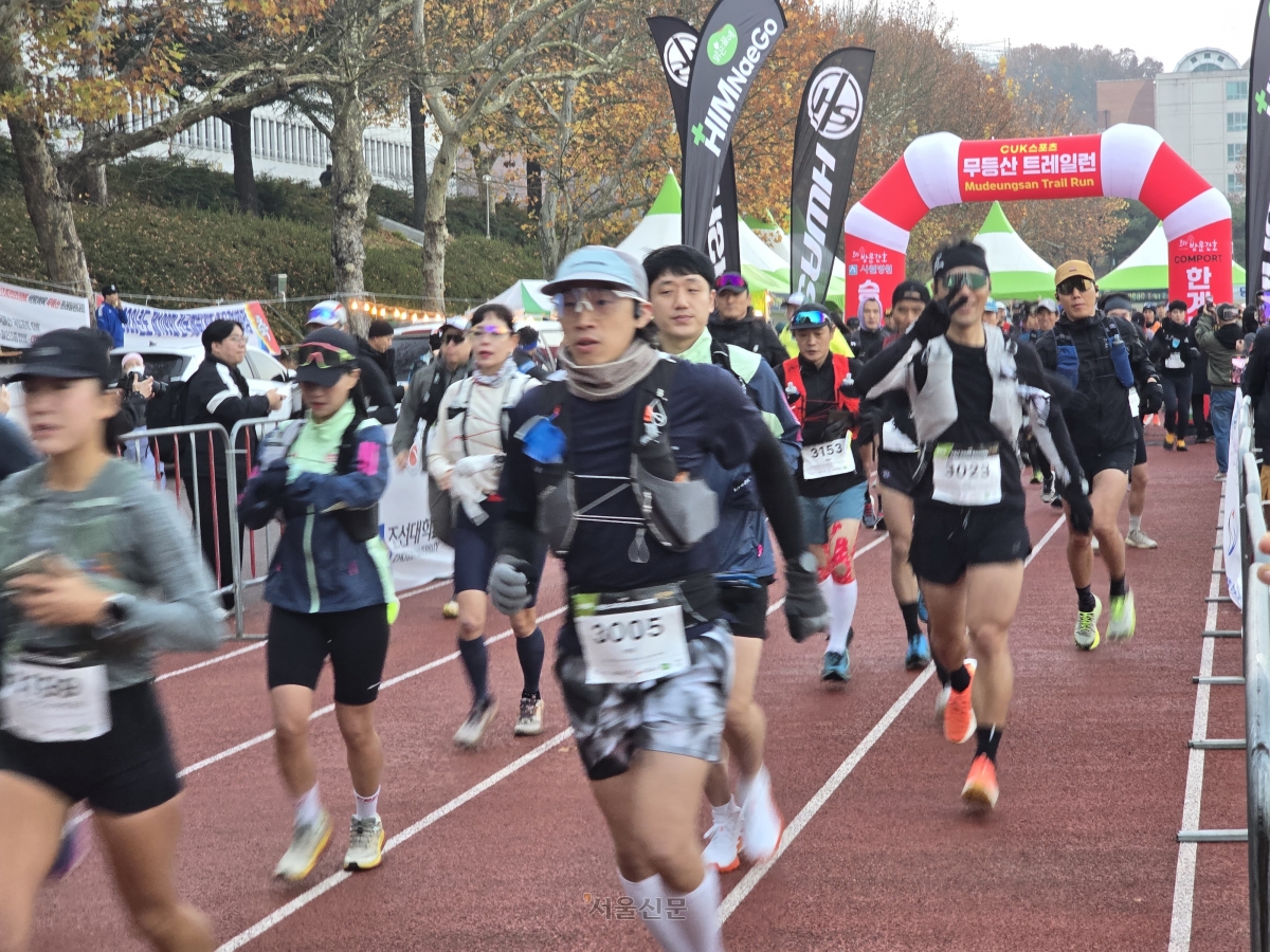 ‘2025 무등산 구석구석 트레일런 대회’ 30km 구간 참여자들이 30일 오전 8시 조선대 운동장에서 출발하고 있다.
