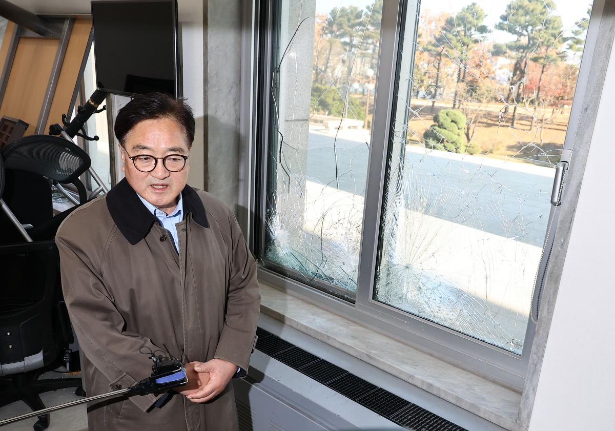 우원식 국회의장이 지난해 12월 4일 국회에서 파손된 시설을 살피고 있다. 2024.12.4 연합뉴스