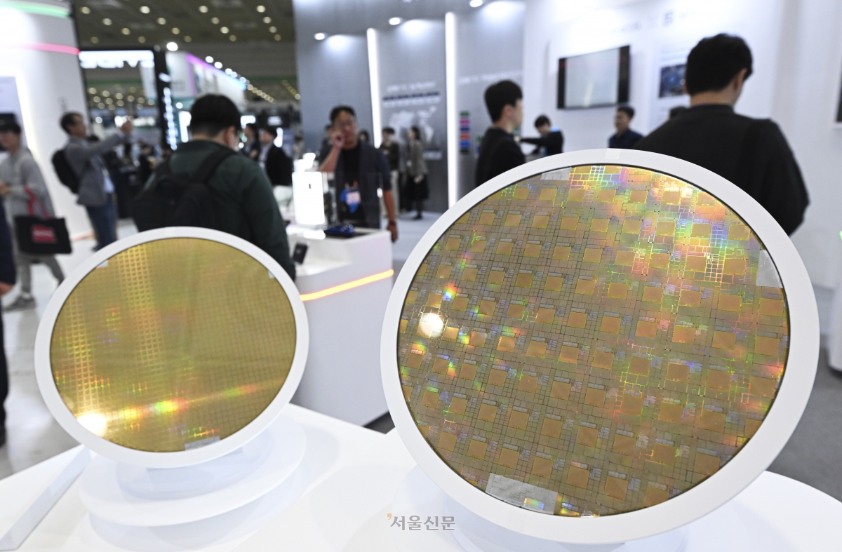 지난달 22일 서울 강남구 코엑스에서 열린 제27회 반도체대전(SEDEX 2025)를 찾은 관람객들이 부스를 둘러보고 있다. 서울신문DB