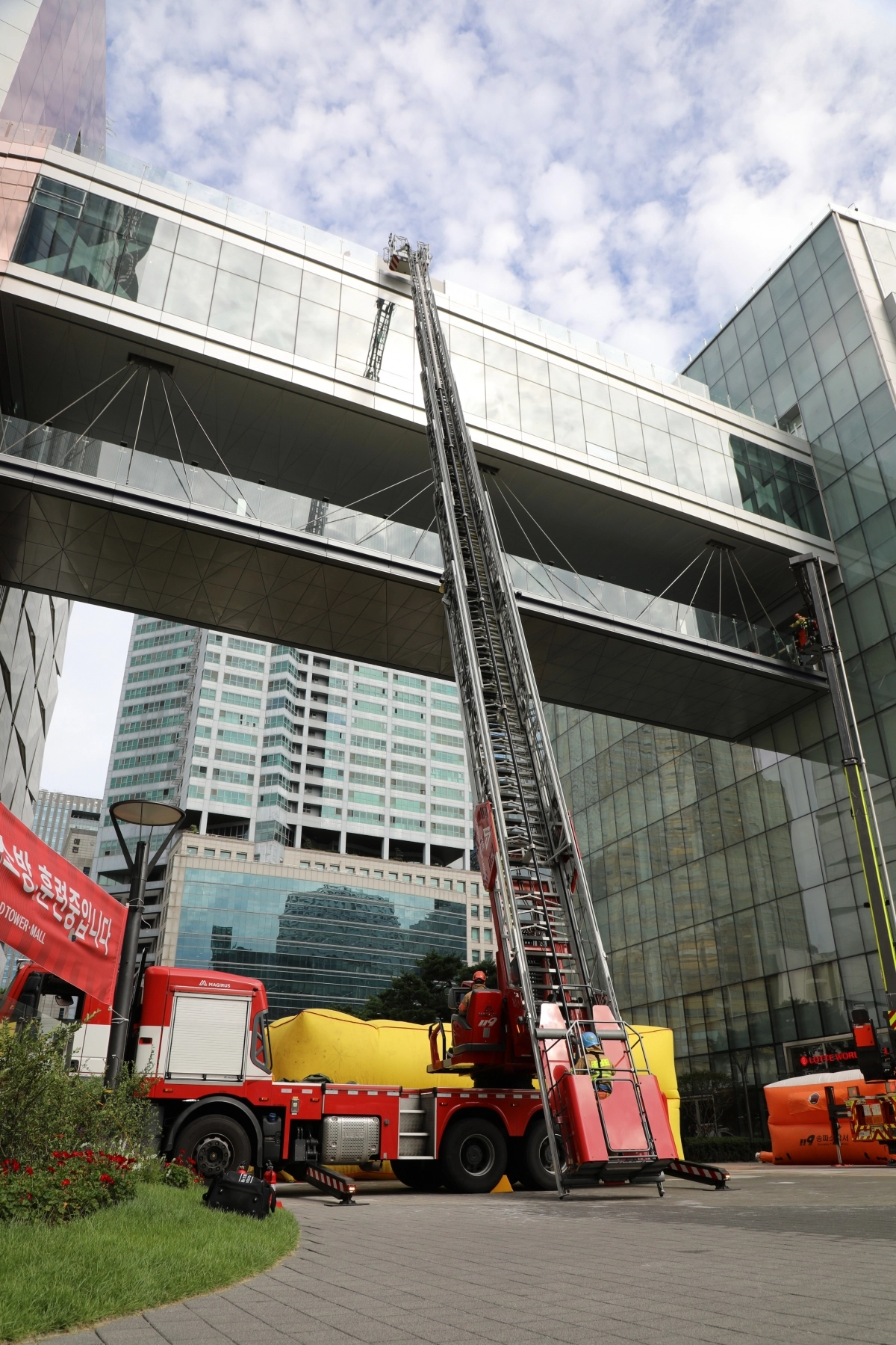 지난해 서울 잠실 롯데타워 초고층 건축물에서 이뤄진 서울시 소방재난본부의 화재 대피 훈련의 모습. 서울시 제공