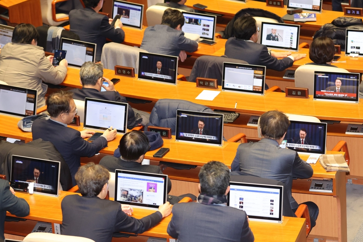 윤대통령 ‘계엄 해제’ 담화 지켜보는 야당 의원둘