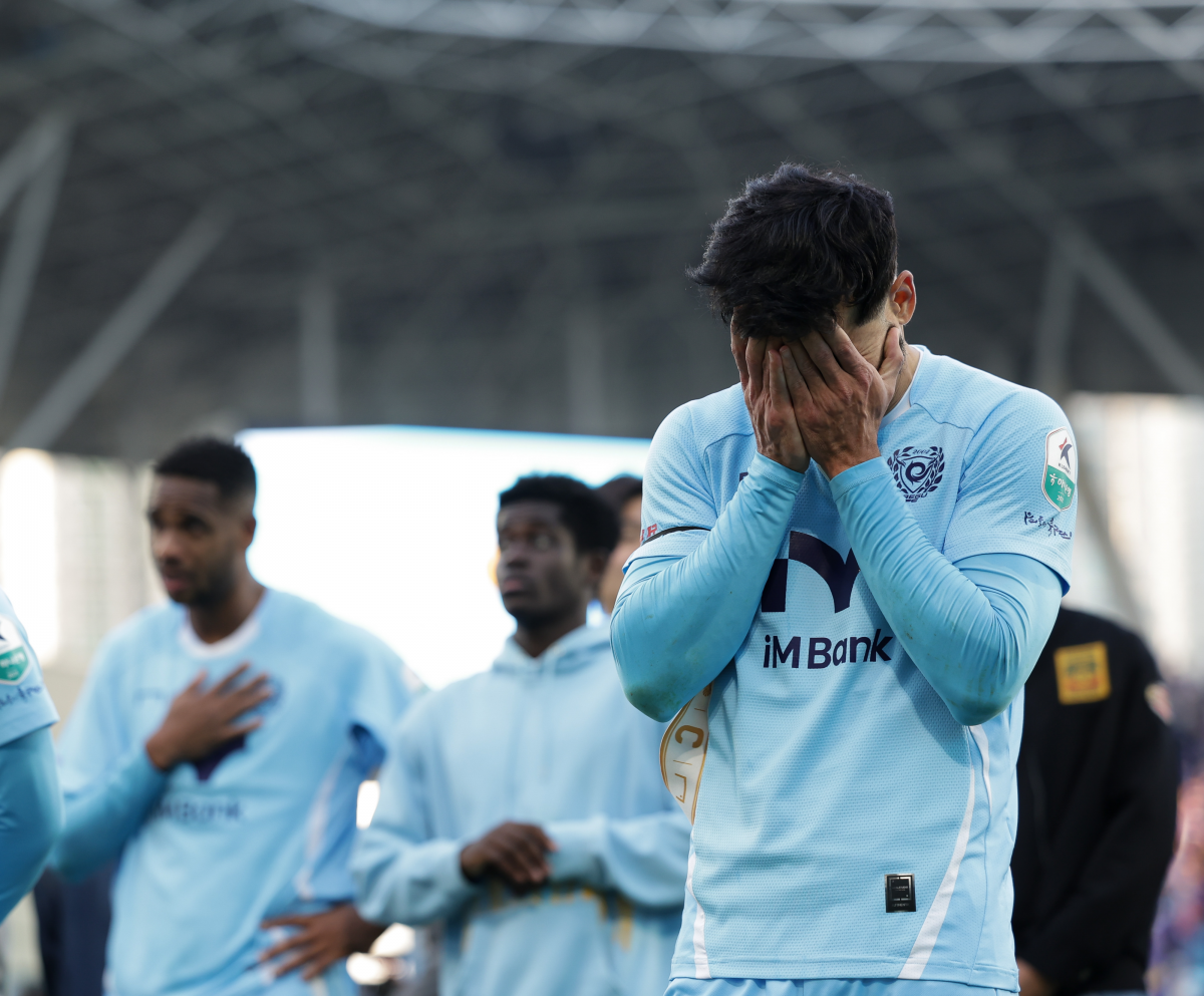 대구FC 세징야가 30일 대구 iM뱅크파크에서 열린 2025 K리그1 최종 38라운드 안양FC와의 홈 경기에서 2-2로 비기며 강등을 확정한 뒤 눈물을 쏟고 있다. K리그 제공