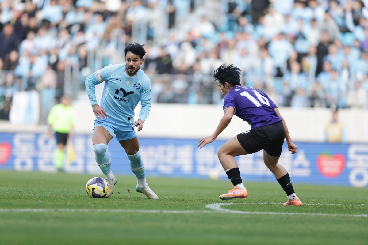 대구FC 세징야가 30일 대구 iM뱅크파크에서 열린 2025 K리그1 최종 38라운드 안양FC와의 홈 경기에서 드리블하고 있다. K리그 제공