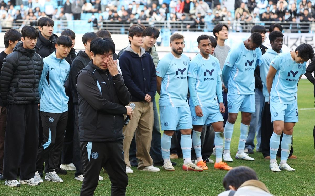 김병수 대구FC 감독과 선수들이 30일 대구 iM뱅크파크에서 열린 2025 K리그1 최종 38라운드 안양FC와의 홈 경기에서 2-2로 비기며 강등을 확정한 뒤 팬들에게 인사하고 있다. 대구 연합뉴스