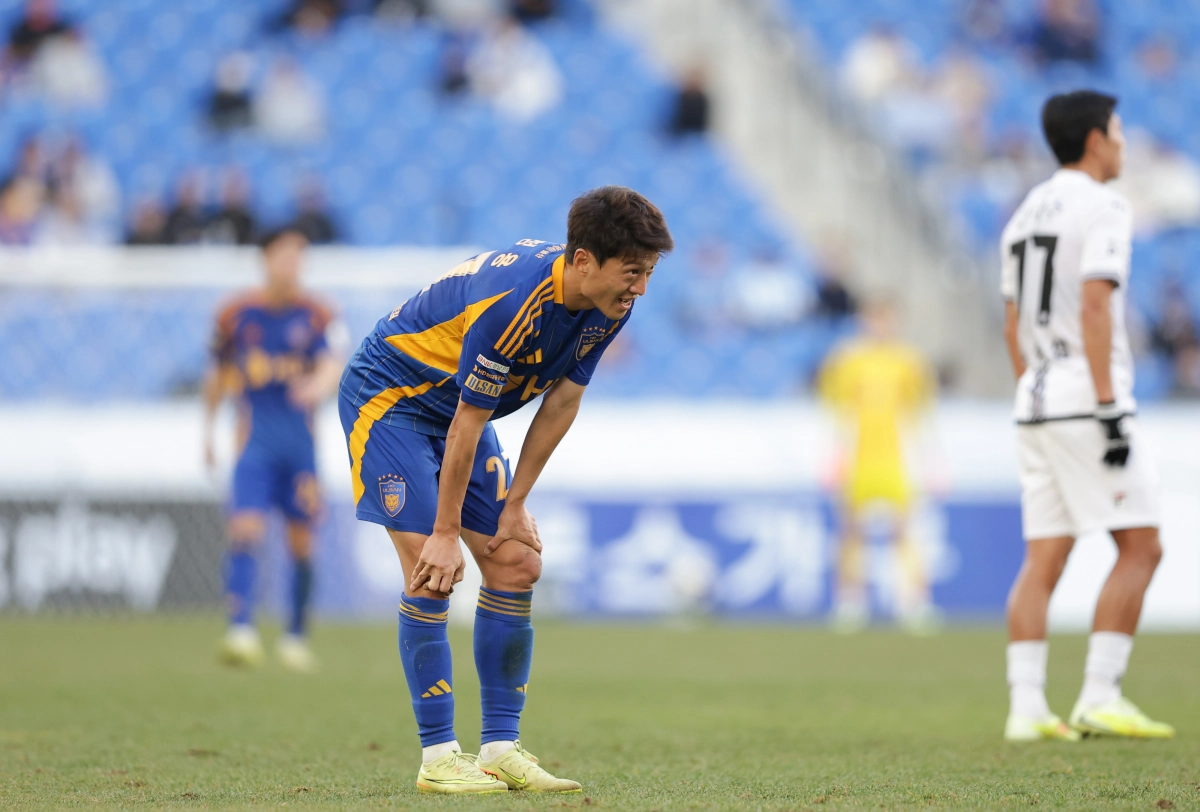 울산 HD 이청용이 30일 울산 문수축구경기장에서 열린 2025 K리그1 최종 38라운드 제주 SK와의 홈 경기에서 숨을 몰아쉬고 있다. K리그 제공