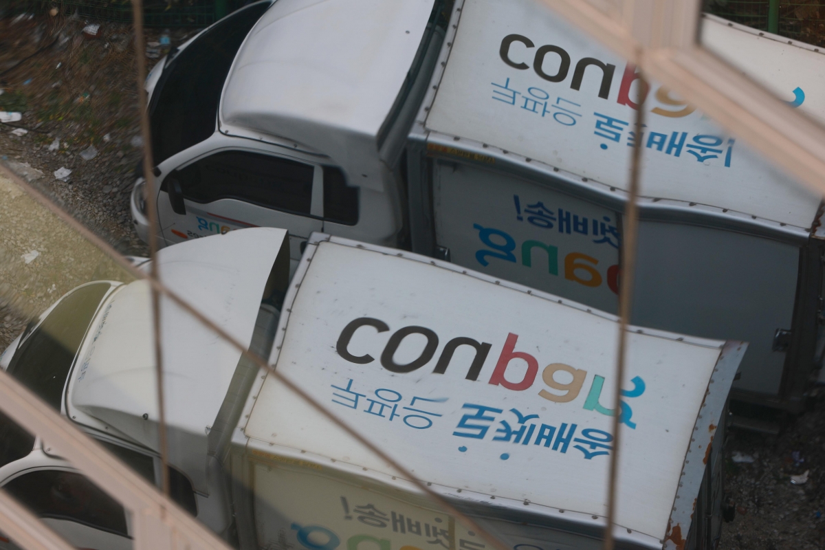 국내 온라인 유통 시장 1위 기업인 쿠팡에서 대규모 개인정보 유출이 확인되면서 충격이 커지는 가운데 30일 서울의 한 쿠팡 차고지에 배송 트럭들이 주차돼 있다. 연합뉴스