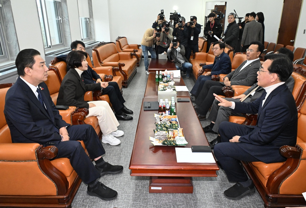 김병기(왼쪽) 더불어민주당 원내대표와 송언석(오른쪽) 국민의힘 원내대표를 비롯한 양당 원내 지도부와 국회 예산결산특별위원회 간사 등이 30일 오전 국회에서 비공개 회동 전 환담을 나누고 있다. 뉴스1