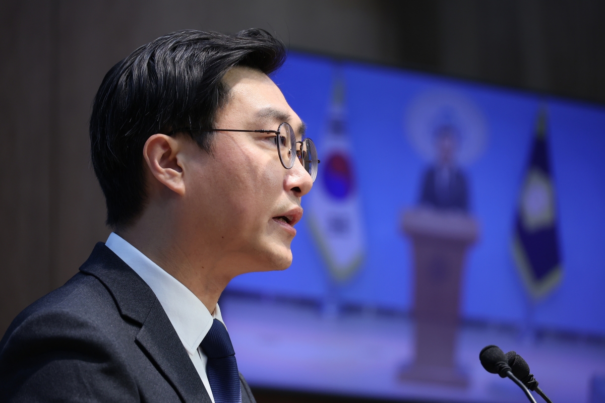 장경태 더불어민주당 의원이 30일 서울 여의도 국회 소통관에서 자신의 성추행 의혹 보도 등과 관련해 입장을 밝히는 기자회견을 하고 있다. 2025.11.30 연합뉴스