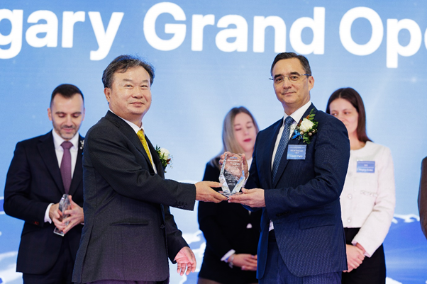 이동채(앞줄 왼쪽) 에코프로 창업주가 지난 28일(현지시간) 헝가리 데브레첸에서 열린 양극재 공장 준공식에서 라슬로 파프 데브레첸 시장에게 감사패를 전달하고 있다. 에코프로 제공