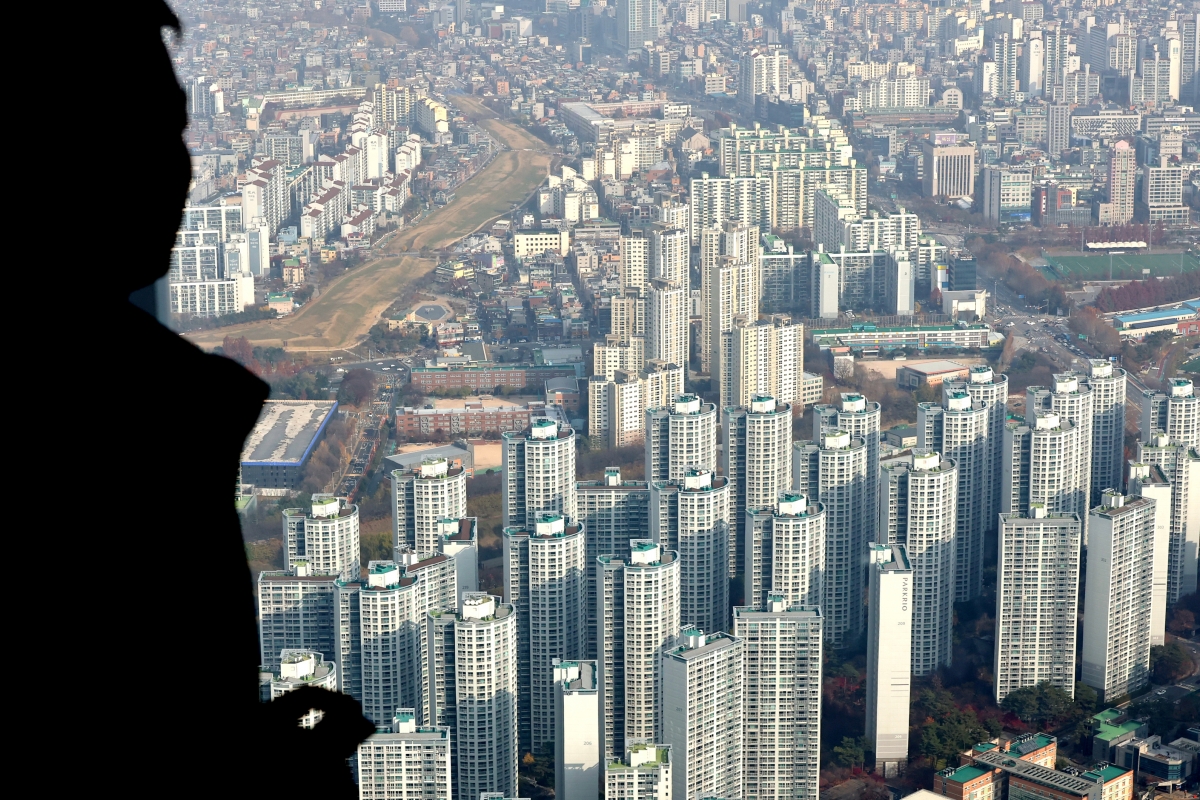 30일 서울 송파구 롯데월드타워 ‘서울스카이’ 전망대에서 서울의 아파트 단지가 보이고 있다. 뉴스1