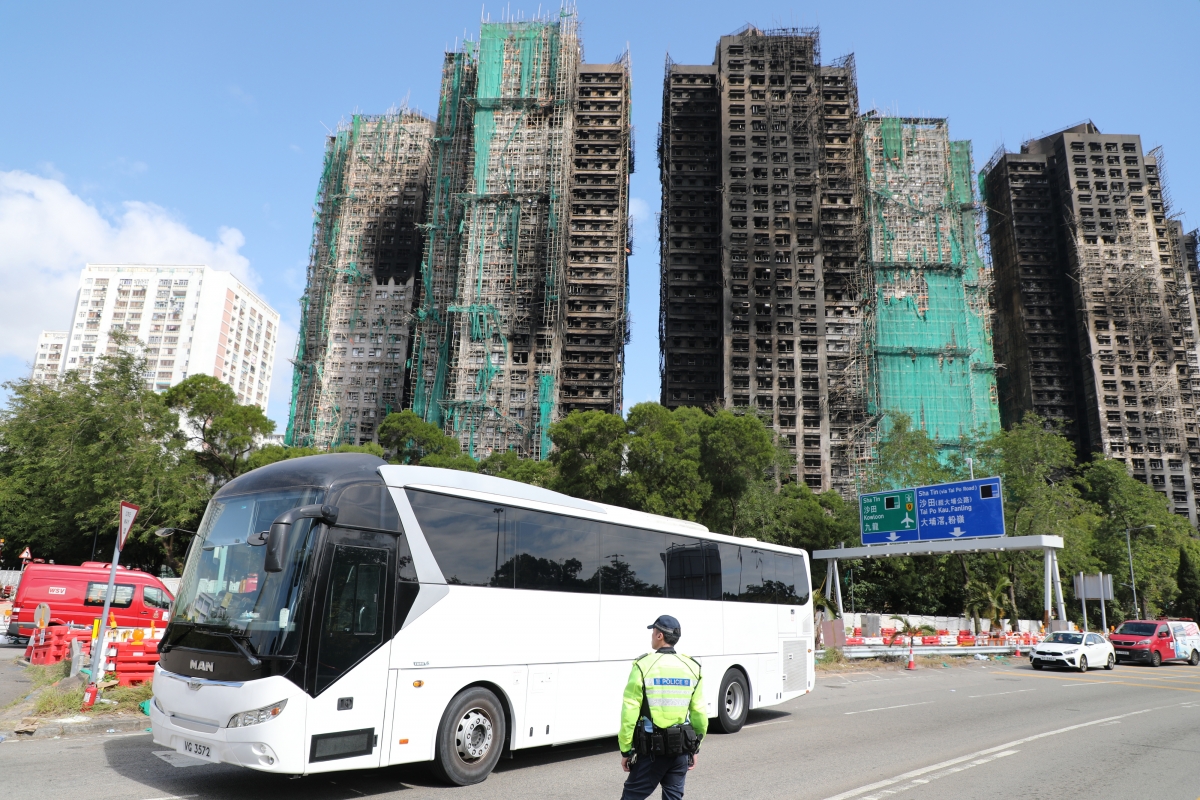 29일(현지시간) 대형 화재가 발생한 홍콩 북부 타이포 아파트 단지 ‘웡 푹 코트’ 앞에서 경찰이 출입을 통제하고 있다. 2025.11.29 연합뉴스