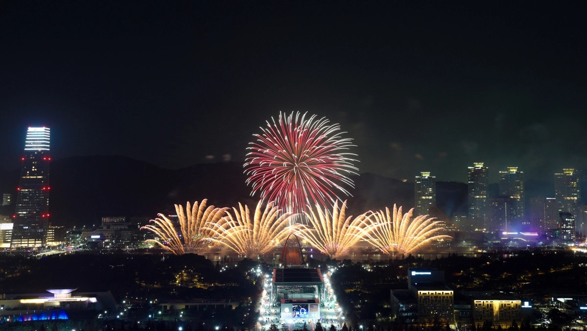 대전 밤하늘 수놓은 한화이글스 40주년 불꽃축제