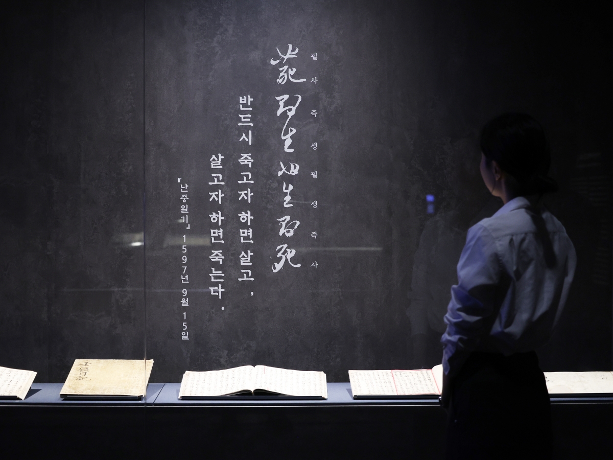 서울 용산구 국립중앙박물관에서 열린 ‘우리들의 이순신’ 전시에서 한 관람객이 국보인 ‘난중일기’ 친필본을 둘러보고 있다.  연합뉴스