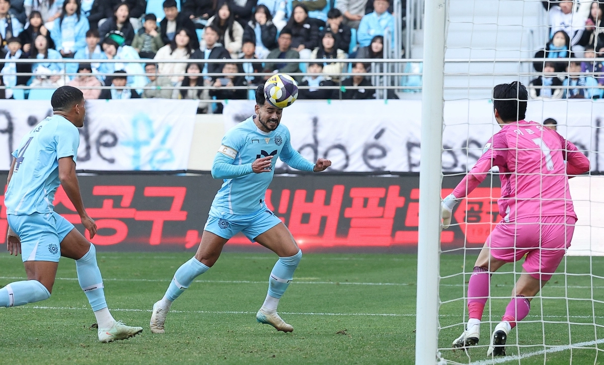 대구FC 공격수 세징야가 30일 대구 iM뱅크파크에서 열린 2025 K리그1 최종 38라운드 안방경기에서 FC안양과 2-2 균형을 맞추는 골을 터트리고 있다. 대구는 세징야의 부상 투혼에도 10년 만에 2부로 강등됐다. 대구 연합뉴스