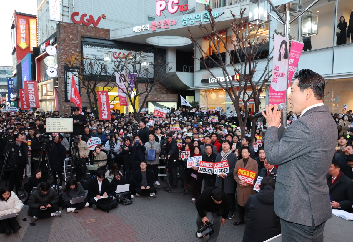 국민의힘 장동혁 대표가 지난 28일 대구 중구 동성로에서 열린 ‘민생회복 법치수호 국민대회’에서 발언하고 있다. 연합뉴스
