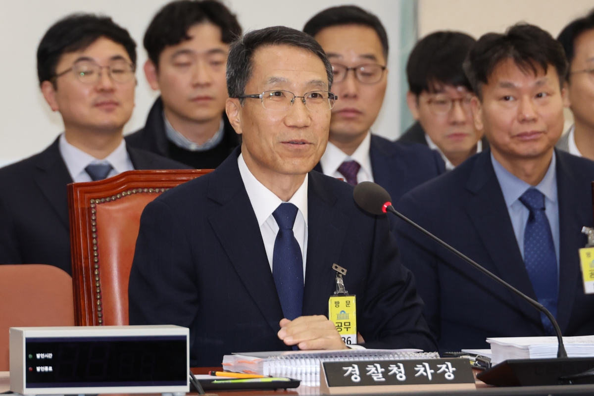 유재성 경찰청장 직무대행이 26일 서울 여의도 국회에서 열린 행정안전위원회 법안심사제2소위원회의에서 국민의힘 소속 서범수 소위원장과 대화하고 있다. 2025.11.26 연합뉴스