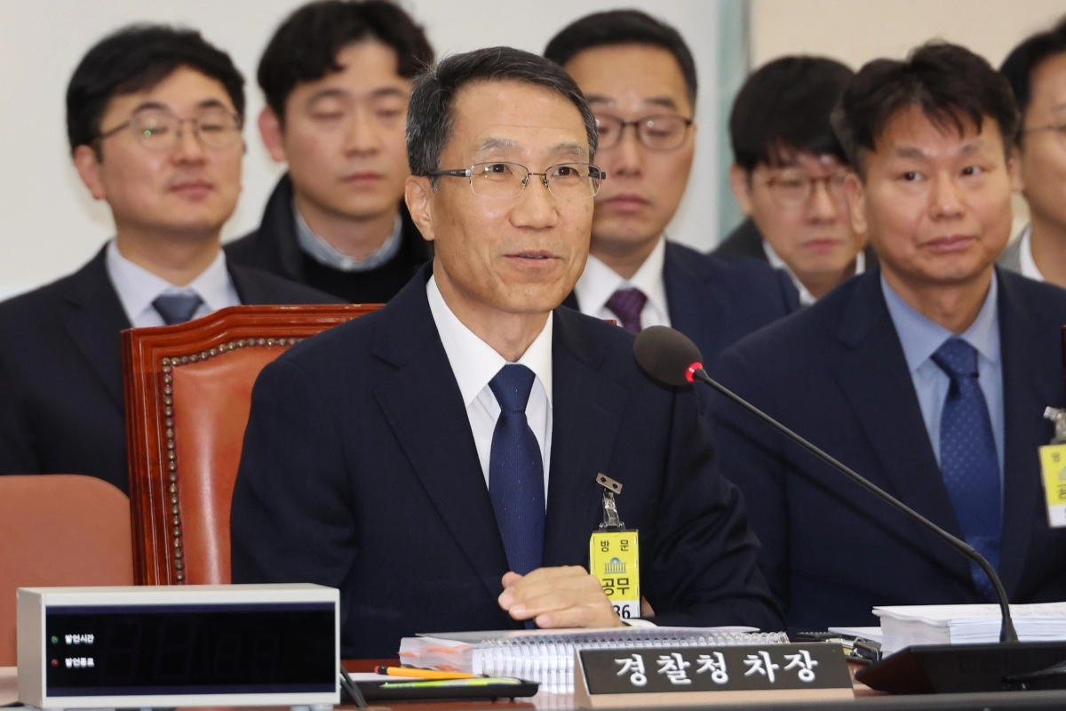 유재성 경찰청장 직무대행이 26일 서울 여의도 국회에서 열린 행정안전위원회 법안심사제2소위원회의에서 국민의힘 소속 서범수 소위원장과 대화하고 있다. 2025.11.26 연합뉴스