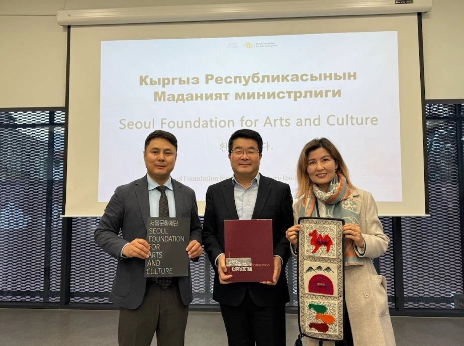 지난달 27일 서울문화재단 대학로센터 2층 아고라에 방문해 서울과 키르기스스탄 간 문화예술 협력 확대 방안을 논의한 아이수루 의원(오른쪽 첫 번째)