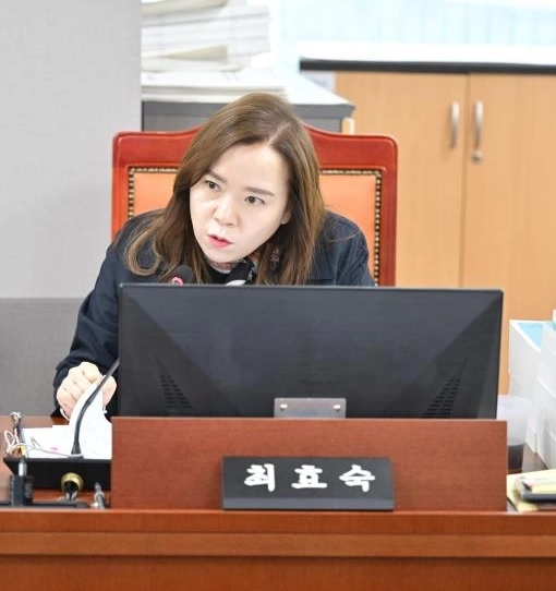 최효숙 의원이 11월 24일 열린 ‘경기도의회 여성가족평생교육위원회 2026년도 경기도 예산안’ 심사에서 질의하고 있다.(사진=경기도의회)