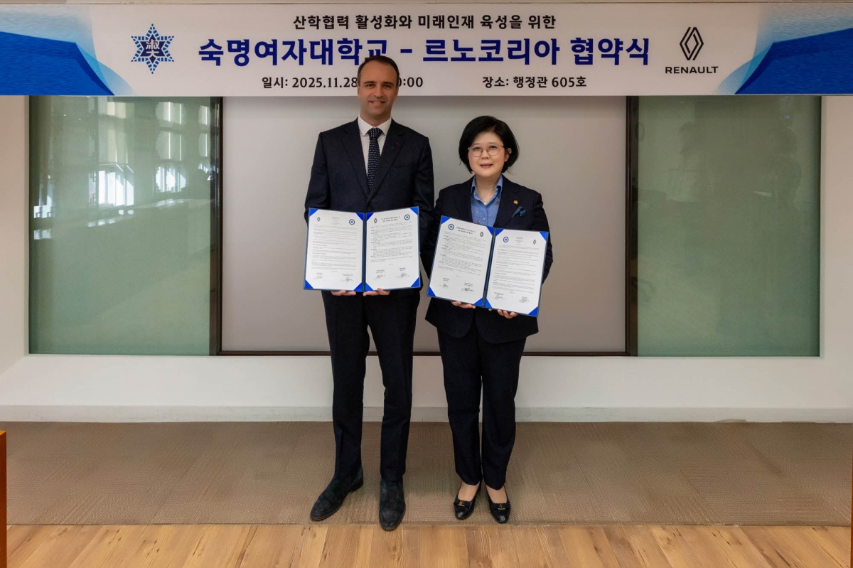 지난달 28일 서울 용산구 숙명여대 행정관에서 열린 협약식에서 문시연(오른쪽) 숙명여대 총장과 니콜라 파리 르노코리아 사장이 기념 촬영을 하고 있다.